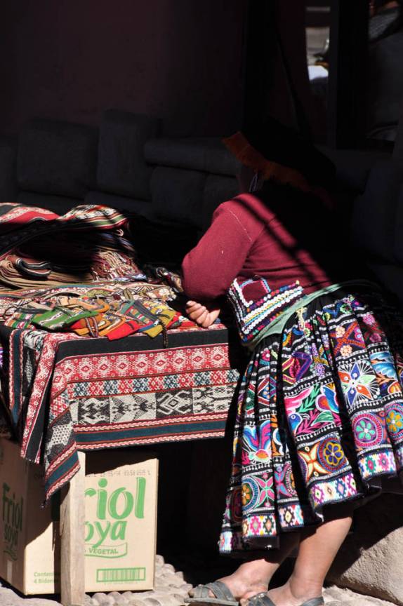 Vendedora descansa um pouco durante festa em Pisac, no Valle Sagrado, nas proximidades de Cusco, no Peru